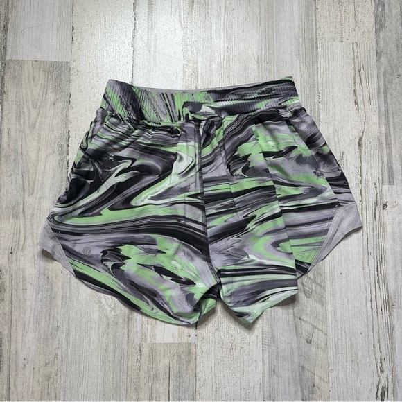 Lululemon Hotty Hot High Rise 4” Shorts Size 6 - Picture 3 of 7